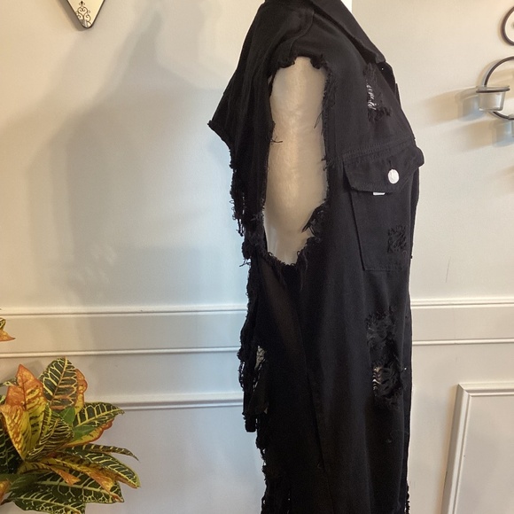 DENIM BLACK DISTRESSED SLEEVELESS JACKET (Size: 1X) - Picture 5 of 9